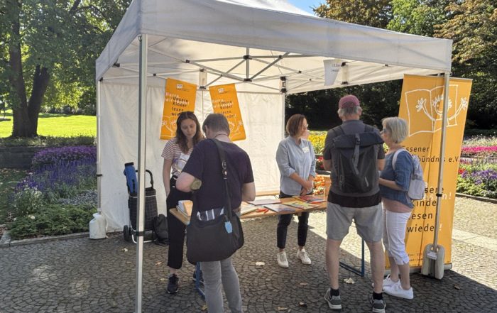 Besucher am Stand des Lesebündnisses