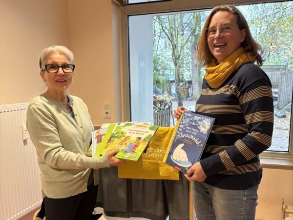 Faire Woche Frau Eickel Buchübergabe