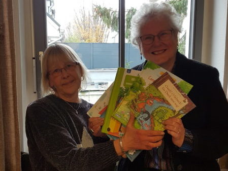 Ulrike Ginster übergibt Bücher an die Kita Zauberstern