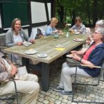 Kaffeetrinken vor dem Haus