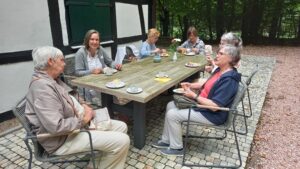 Kaffeetrinken vor dem Haus